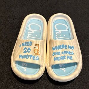 BLUEY — CHILLI HEALER WOMAN’s Slides - Cream and Blue